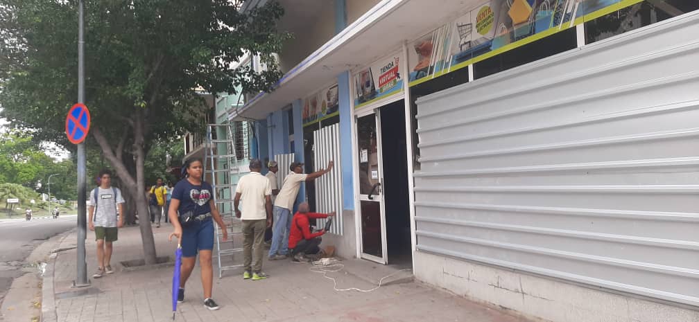 Las vidrieras de este Centro Comercial en Plaza de Marte son protegidas / Miguel Amado Noa Menéndez